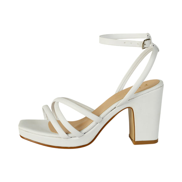 Elegancia en blanco: Zapatillas de dama modelo 1033 para un look impecable